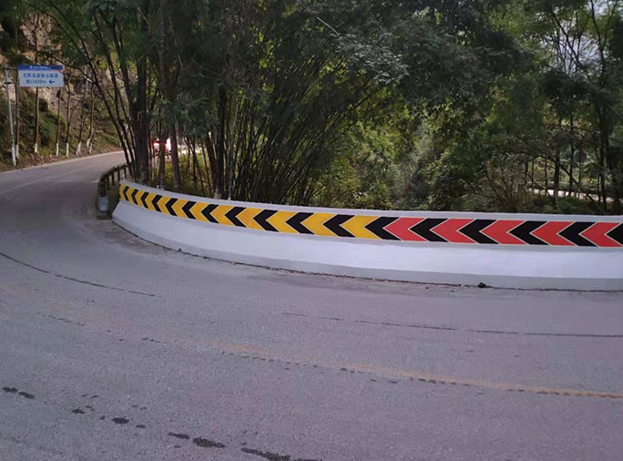 重慶市黔江區S523譚家橋及X891香山市小橋橋梁防撞墻涂裝